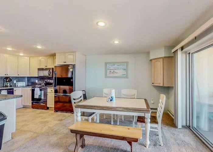 Charming Right On The With Shared Pool Free Wifi Private Washer & Dryer