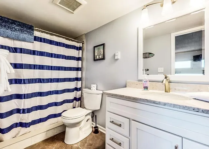 Charming Right On The With Shared Pool Free Wifi Private Washer & Dryer *